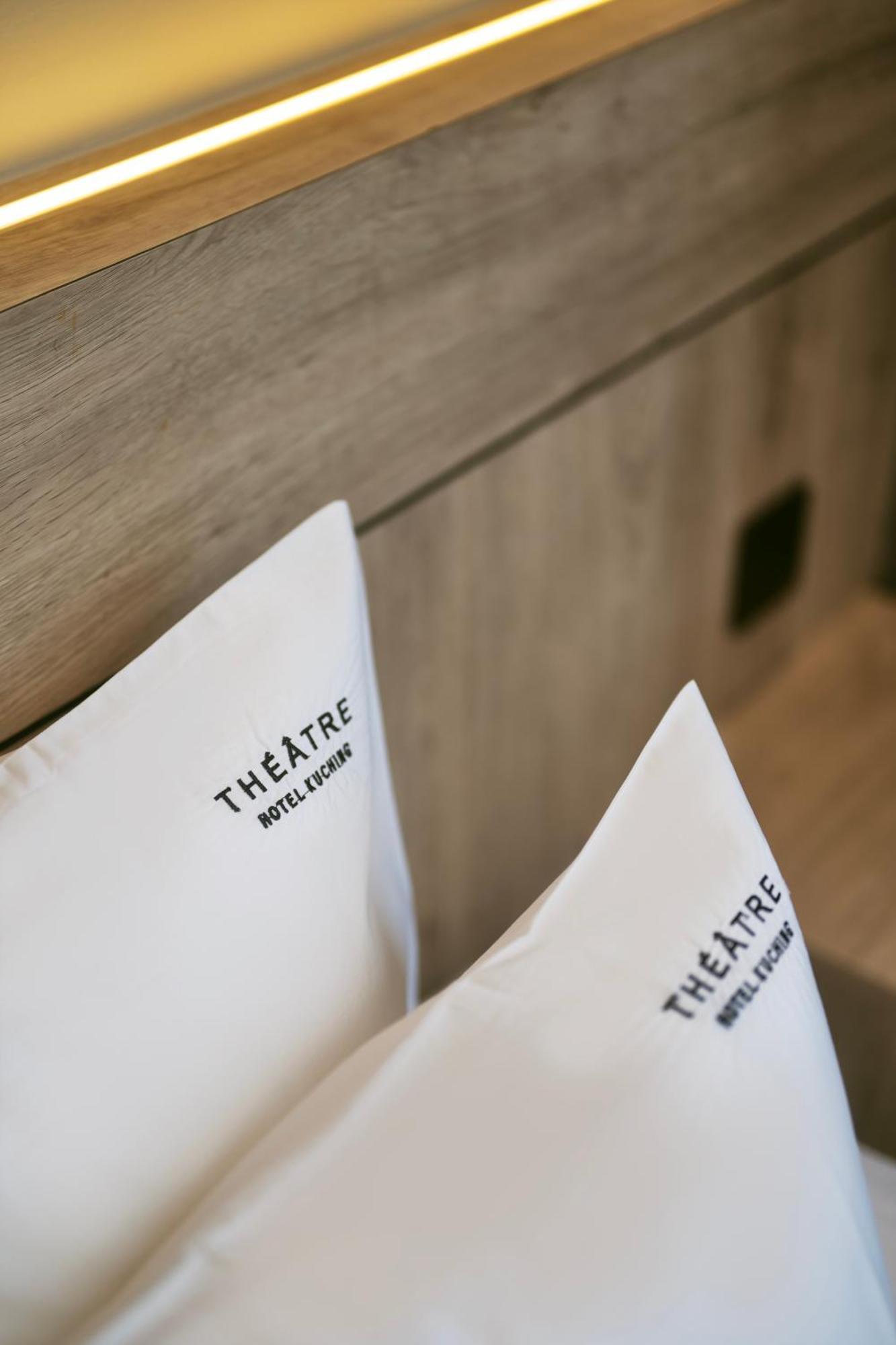 Theatre Hotel Кучінг Екстер'єр фото