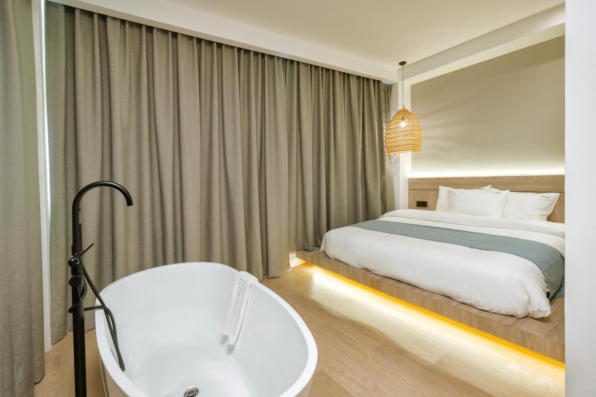 Theatre Hotel Кучінг Екстер'єр фото