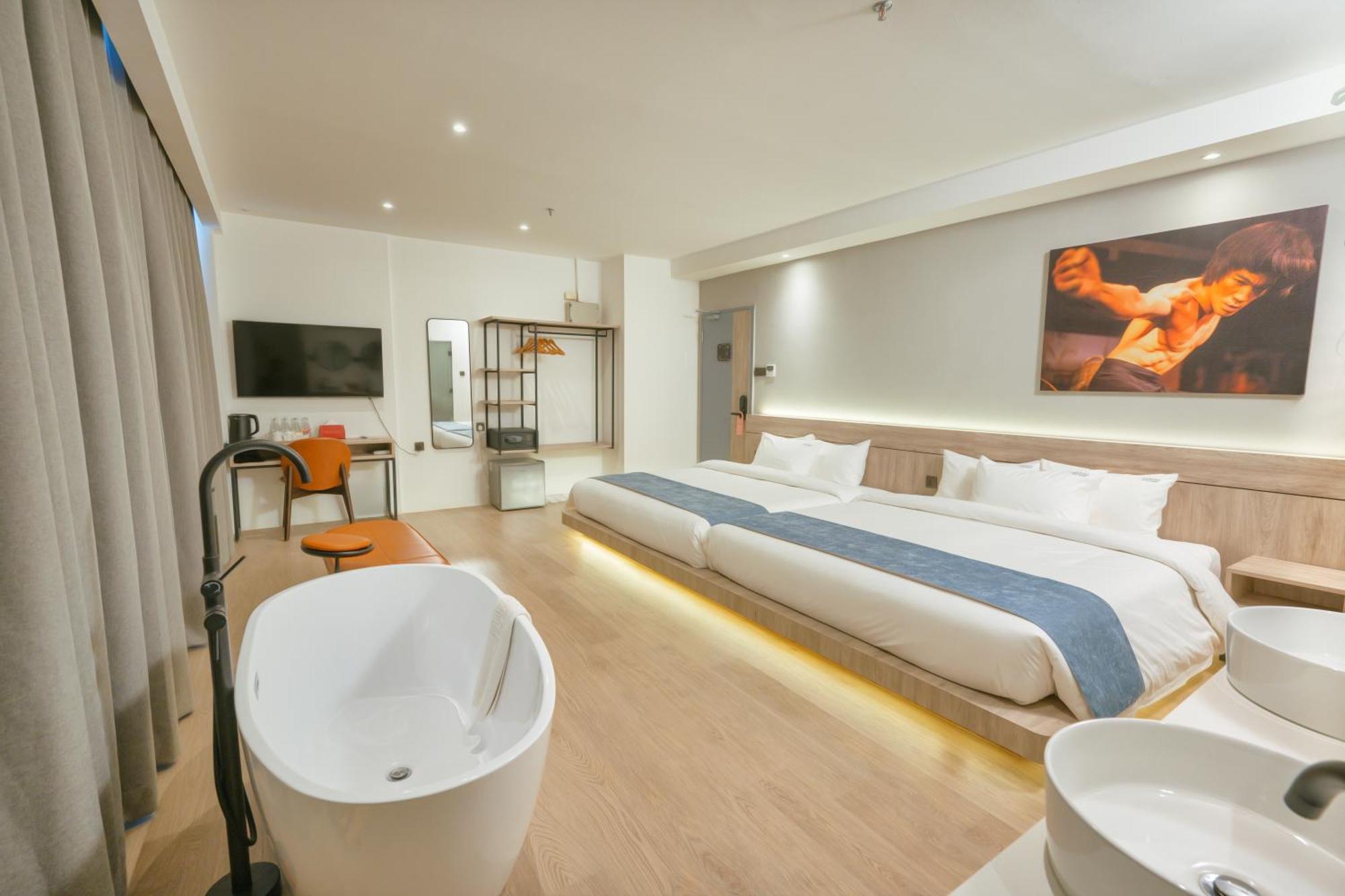 Theatre Hotel Кучінг Екстер'єр фото