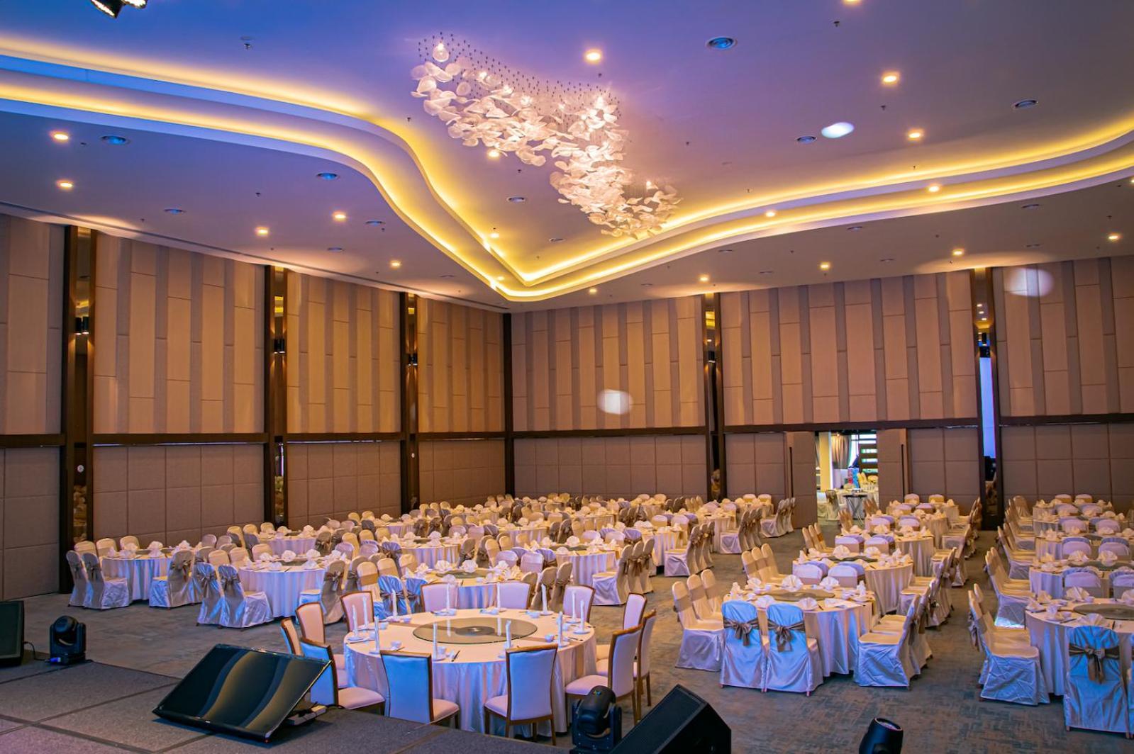 Theatre Hotel Кучінг Екстер'єр фото