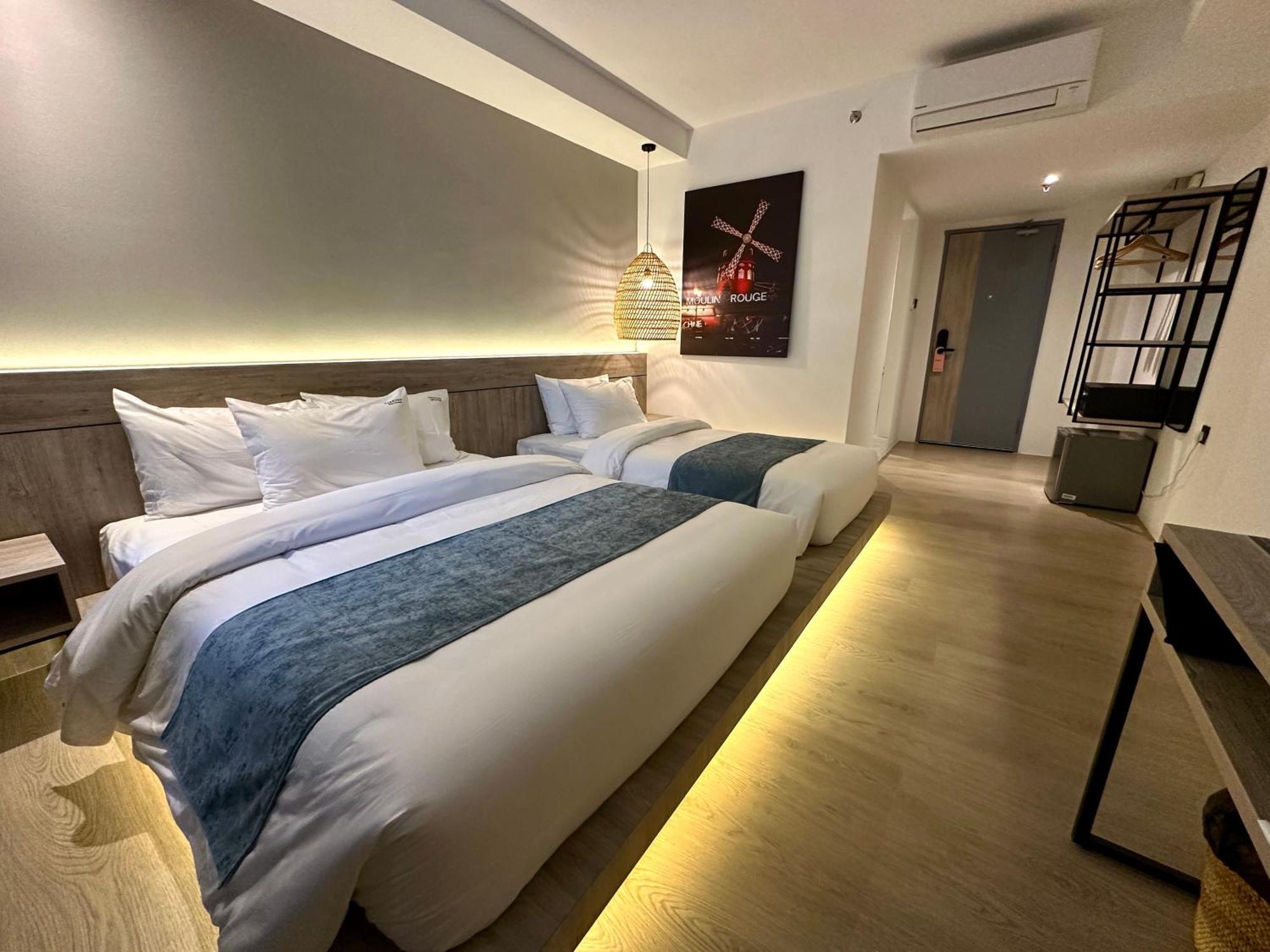 Theatre Hotel Кучінг Екстер'єр фото